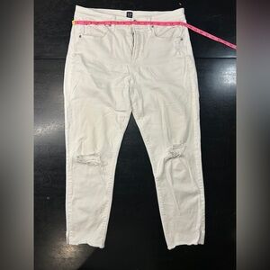 Gap True Skinny Ripped White Jeans in Size 31